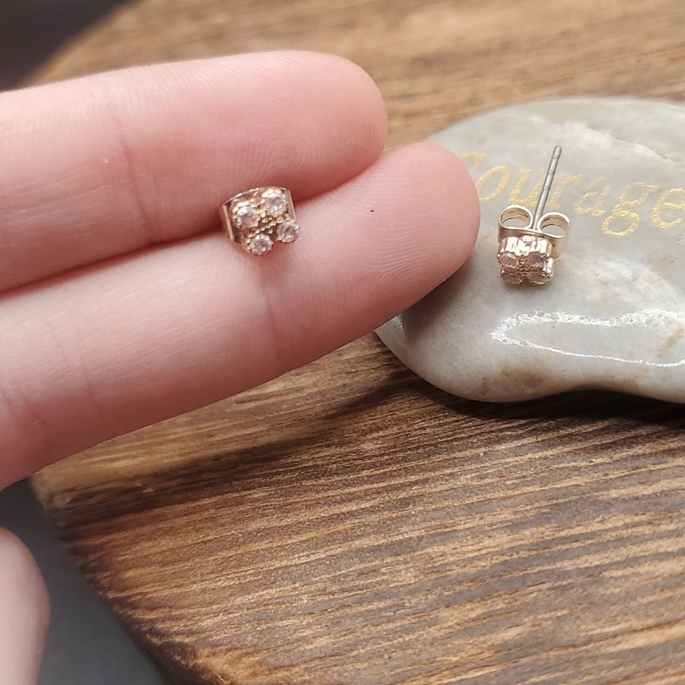 Rose gold tone crystal earrings nwt E641